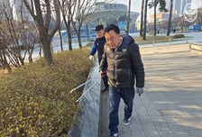 "지역과 함께하는 구단" 조건도 인천 대표이사, '새봄 맞이' 경기장 환경 정화 앞장...이른 아침부터 쓰레기 청소했다