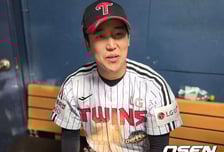 김도영 농락시킨 2아웃 기습번트 안타…LG 슈퍼 유틸리티 "맨손 캐치는 나도 어려워요. 3루수가 좀 뒤에 있더라"