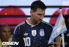 '마지막임을 직감' 메시, 홈경기서 쏟은 눈물...감독은 "월드컵 출전 여부는 온전히 메시 선택"