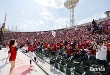 롯데, '동백 RED BLOOM 시리즈' 진행…'흑백요리사' 출신 윤남노 세프 18일 시구한다