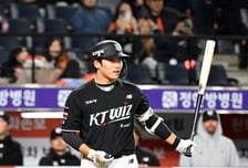 "너 진짜 치려고 하더라?" 방망이 든 마무리 투수, 9번타자 박영현 비하인드 스토리 [오!쎈 대전]