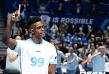 내가 우승청부사 마쏘! 대한항공 외인 교체 적중→우승확률 75% 거머쥐다, 풀세트 끝 현대캐피탈에 기선제압 [CH1 리뷰]