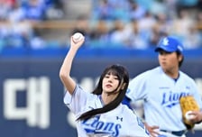 에버글로우 이유 시구, 약속의 8회 승리 요정 등극 [O! SPORTS 숏폼]