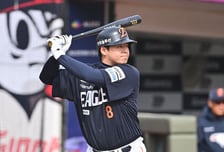 ‘초대형 장기 계약’ 노시환 드디어 터졌다! 6G만에 첫 장타 폭발…잠실 담장 직격 2루타 쏘아 올리다 [오!쎈 잠실]