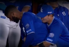 손키스로는 부족해! 하이파이브와 백허그까지…류지혁♥디아즈, 승리 부른 ‘달달 브로맨스’