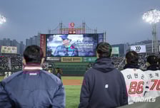“아프다고 한 적 없는, 모범적 야구인”…너무 빨리 우리 곁을 떠났다, 롯데-SSG 故 김민재 코치 함께 추모했다