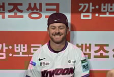 ‘안타-2루타-2루타-안타’ 타율 .444...최저 연봉 외인인데, 타율 2위 대박 터지나