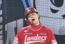 '타율 .043→77명 중 꼴찌' 22억 인천 거포 슬럼프?…"안 맞는 거 아니다" 이숭용 생각은 다르다 [오!쎈 부산]