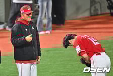 "쓰리번트 실패하고 승리 직감"…9회 무사 1,2루 탈출, SSG가 어떻게든 승리하는 운명이었다 [오!쎈 부산]