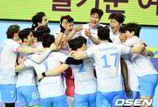 라인 걸쳤나? 판정 논란 속 대한항공 또 웃었다…우승 확률 100%