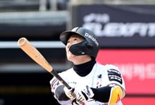 롯데서 온 트레이드 복덩이 결승타 폭발! KT, '좌타 9명' 삼성 잡고 2연패 끊었다…‘1선발 같은 2선발’ 보쉴리 첫 QS→2연승 [수원 리뷰]