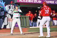 '1사 3루 찬스 날리고, 볼넷→폭투→폭투→볼넷' 6연패 롯데, 최하위 어쩌나...SSG, 9회 고명준 결승타→4연승 단독 선두 질주 [부산 리뷰]