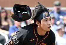 "이정후 헬멧 왜 이래? 산만해 보인다" 박찬호 다저스 시절 동료 일침, 양귀 헬멧이라도 써야 하나