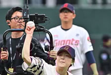 마운드서 던지고 싶었는데... 유승은의 당찬 시구 [O! SPORTS 숏폼]