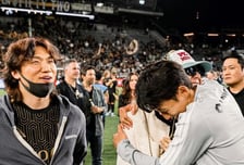 손흥민 '4도움' 폭발하자 지드래곤이 달려왔다...LA서 포옹한 '월드 클래스'