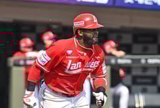 ‘같이 노래 불러주세요’ 에레디아 인종차별 논란, 중계진 2차례 사과 “에레디아는 덤덤해”