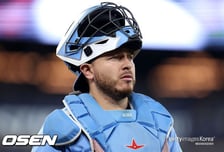 '부상 악재' 토론토 주전 포수, 결국 손가락 골절 수술 받는다…폰세도 수술 여부 촉각 "곧 업데이트"