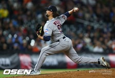 "진작에 끝났어야 할 이닝"...'역수출 신화' 와이스는 절박한데, 수비 도움 못 받고 홀로 싸웠다