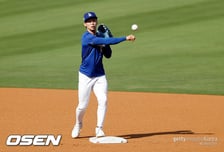 '로버츠 너무하네' 김혜성 2안타 볼넷 활약에도 선발 제외…美 매체 "대타, 대주자로 투입 가능성 있다"