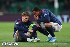 '또? 이번 시즌만 22G 결장' 아스날 주장, 교체 직후 절뚝.. 아르테타와 '심상치 않은 대화'