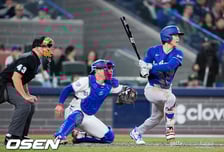 [속보] 로버츠 봤어? 경기 직전 라인업 변경→유격수 긴급 투입, 김혜성 첫 타석부터 2루타, 득점까지