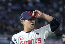 "악착같이 던졌다"...'사직 스쿠발' 김진욱 환상의 8이닝, 7연패 끊은 5선발 난세 영웅 [오!쎈 부산]
