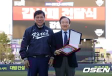 "새 야구장 지어 드리겠다" KBO 1300만 시대 이끈 대결단...허구연 총재, 강운태 전 광주광역시장에 뜻깊은 감사
