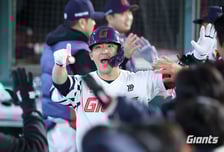 또 김민성이야? 롯데 분위기 대반전 순간에는 언제나…'단체사진 세리머니' 직접 이끌다