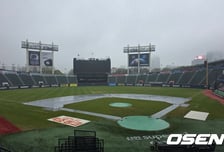 잠실 폭우가 쏟아진다, 두산-키움전 정상 개최 불투명…이영하 726일 만에 복귀전 이대로 무산되나 [오!쎈 잠실]