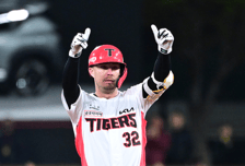 전 경기 안타에 절실함으로 80억 유격수 공백 지웠다...박수 보낸 이범호 뼈있는 주문 "국내 선수들도 데일처럼"