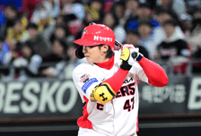 레그킥 버리고 타이밍 잡더니 적시타→적시타→투런포→희플....캡틴 반등에 반색, 이범호 "더 좋아질 것"