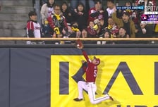 125.5m 홈런성 타구가 잡혔다. 미친 ‘슈퍼 캐치’에 LG ‘슈퍼문’, 황당한 표정