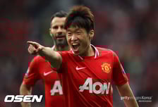 “무릎 찢어도 뛴다”…박지성, 바르셀로나 시술까지 감행→레전드 매치 출전 강행 선언