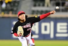 한화가 떠나보낸 20억 FA, 대전에서 9회말 1점 차 등판…친정팀 팬들에게 90도 인사→‘KK’ 세이브로 포효하다