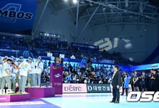 눈물 꾹꾹 참고 챔피언에게 박수를… ‘패자의 품격’ 보여준 현대캐피탈 [최규한의 plog]