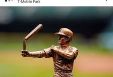 이치로 동상 배트 ‘뚝’ 부러졌다…시애틀, 오히려 셀프 패러디로 화제