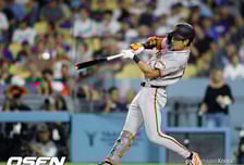 초구 밀어쳐 2루타 ‘쾅’…타율 .105 이정후, 드디어 깨어난다 [1보]
