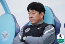 "K리그2 생각보다도 강하다" 김병수 감독이 구조 바꾸는 이유..."무조건 이긴다는 생각 아예 버려야"[수원톡톡]