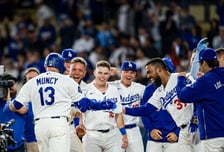 '와 ML 최초' 한국행도 고민했는데, 다저스 역사가 됐다…"꺼져라" 욕설 듣고도 묵묵히 버텼다