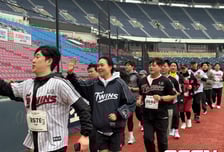 아침 7시 러닝 코칭 받고, 잠실야구장 5km 달리기, 박용택과 팬미팅까지