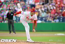 'ERA 5.79' 롯데 출신 10승 투수, 볼넷-볼넷-안타-2루타-폭투-안타-안타 '3회 와르르 5실점' 무너지다