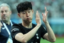 "손흥민 더 이상 캡틴 아냐" 독설하던 토트넘 선배, 분노 더 커졌다..."짐덩이 5명 데리고는 못 이겨, 정말 충격적"