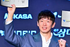 "아직 현역으로 뛰고 있는 노장입니다" 男 MVP 주인공은 41세 베테랑 세터 한선수, "팀원들 덕분에 이 나이에…" [V리그 시상식]