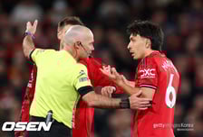 '리즈에 1-2 패' 캐릭 맨유 감독, 리산드로 퇴장에 분노..."분명히 잘못된 최악의 판정"