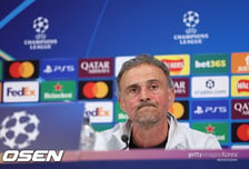 '선수단과 故 조타 추모' 엔리케 PSG 감독, "1차전과 다를 것...지키러 온 것 아니다"