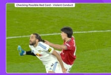 "내 아이 머리 땋아주는 게 더 폭력적이야" 맨유 전설, 리산드로 다이렉트 퇴장에 분노 폭발