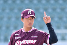 전체 1순위 156km 슈퍼루키 데뷔 마운드 오르나...설종진 "볼넷없어 긍정적, 일요일 등판보고 결정" [오!쎈 광주]