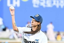 창원시청 김서윤, 세리머니까지 완벽한 시구 [O! SPORTS 숏폼]