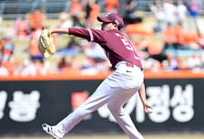 'ERA 6.75→4.26' 13년차 베테랑의 7이닝 KKKKK 역투 홈런 2방으로 잠수함 공략…키움, 5연패 탈출하다 [수원 리뷰]