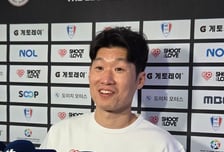 '주장 완장 차고 7분' 추억 선사한 박지성 "무릎 괜찮다...병근이 형 태클은 문제 될 일 아니었어"[수원톡톡]